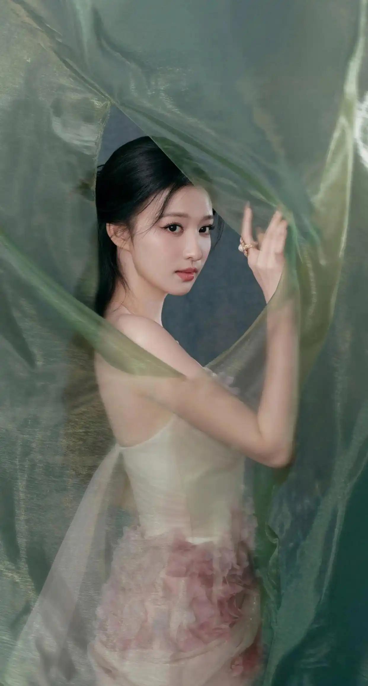 王楚然粉色裹胸长裙显着肩与手臂太美了