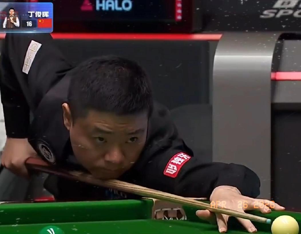 第二阶段最后1局，丁主任先上手进攻，打出单杆69分，超台面分2分，进攻中断，赵心