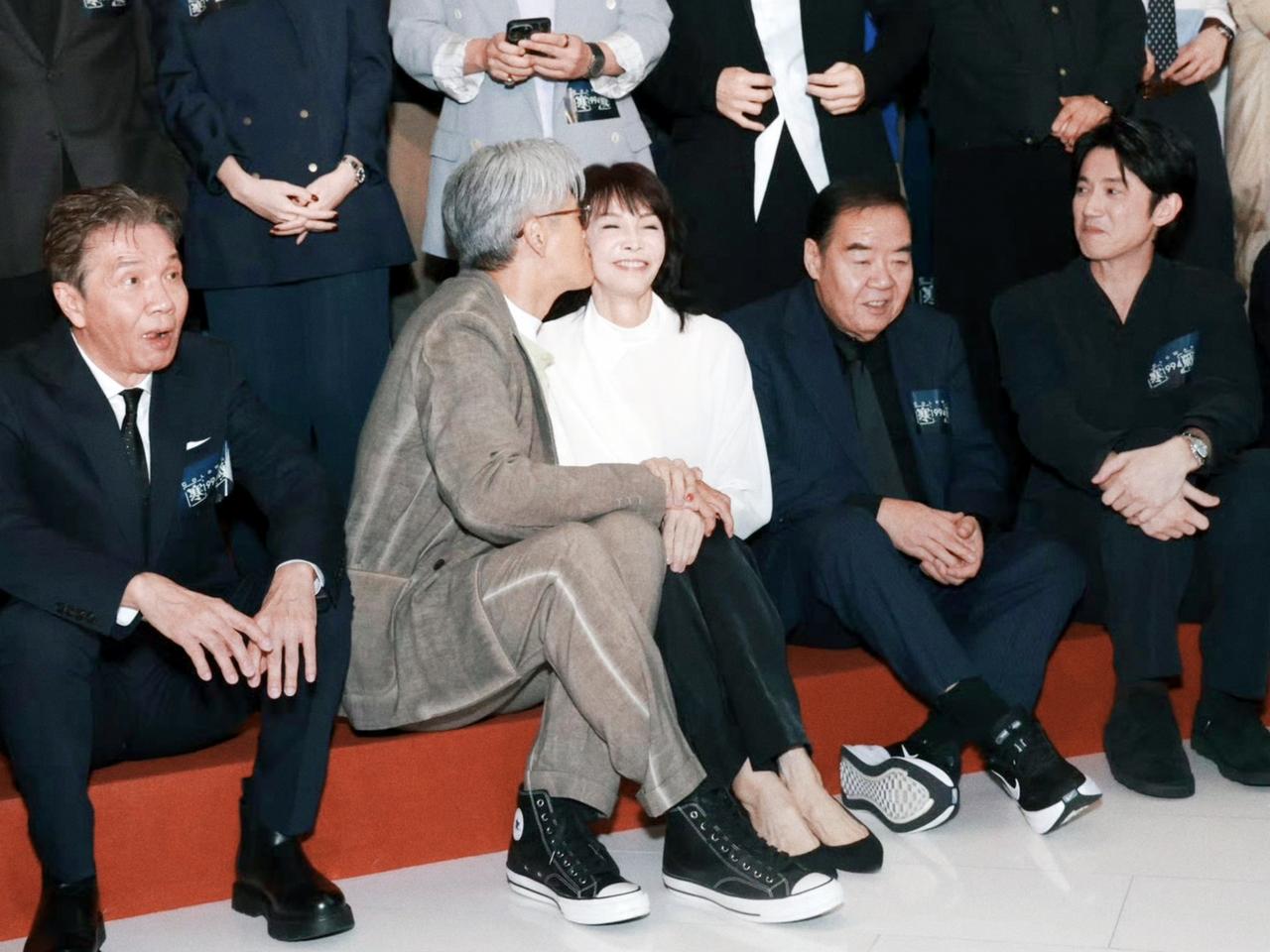 发嫂要吃醋咯！看呆吴慷仁太保郑则仕等，发哥在寒战新片首映礼上亲自己曾经的老搭档郑