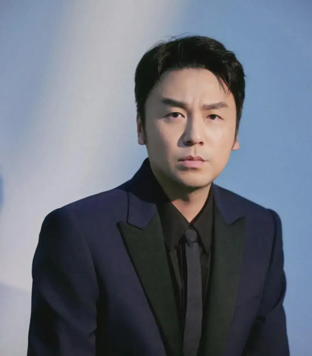 感觉这几年最火的男明星除了雷佳音就是张译。这几年雷佳音和张译几乎霸占了所有最火