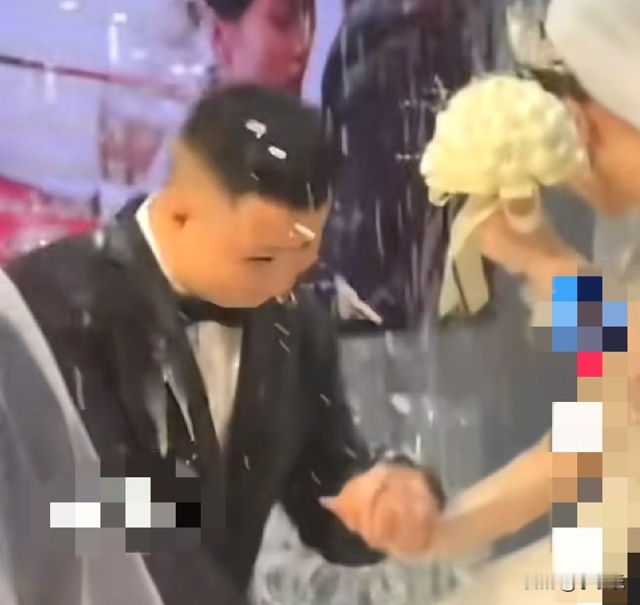 近日，河北张家口，一对新人婚礼上，新郎被朋友喷了一头一身的啤酒，新娘一把将手中的