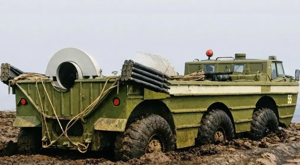 1966年夏天，苏联广袤的西伯利亚荒野里，联盟号返回舱偏离预定点几百公里，宇航员