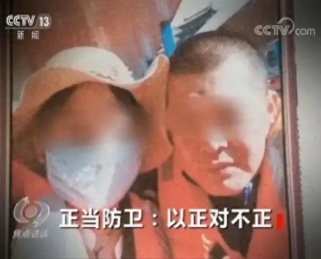 河北，一女子被村霸长期胁迫保持不正当关系。当晚，村霸醉酒后翻墙闯入女子家中，当着