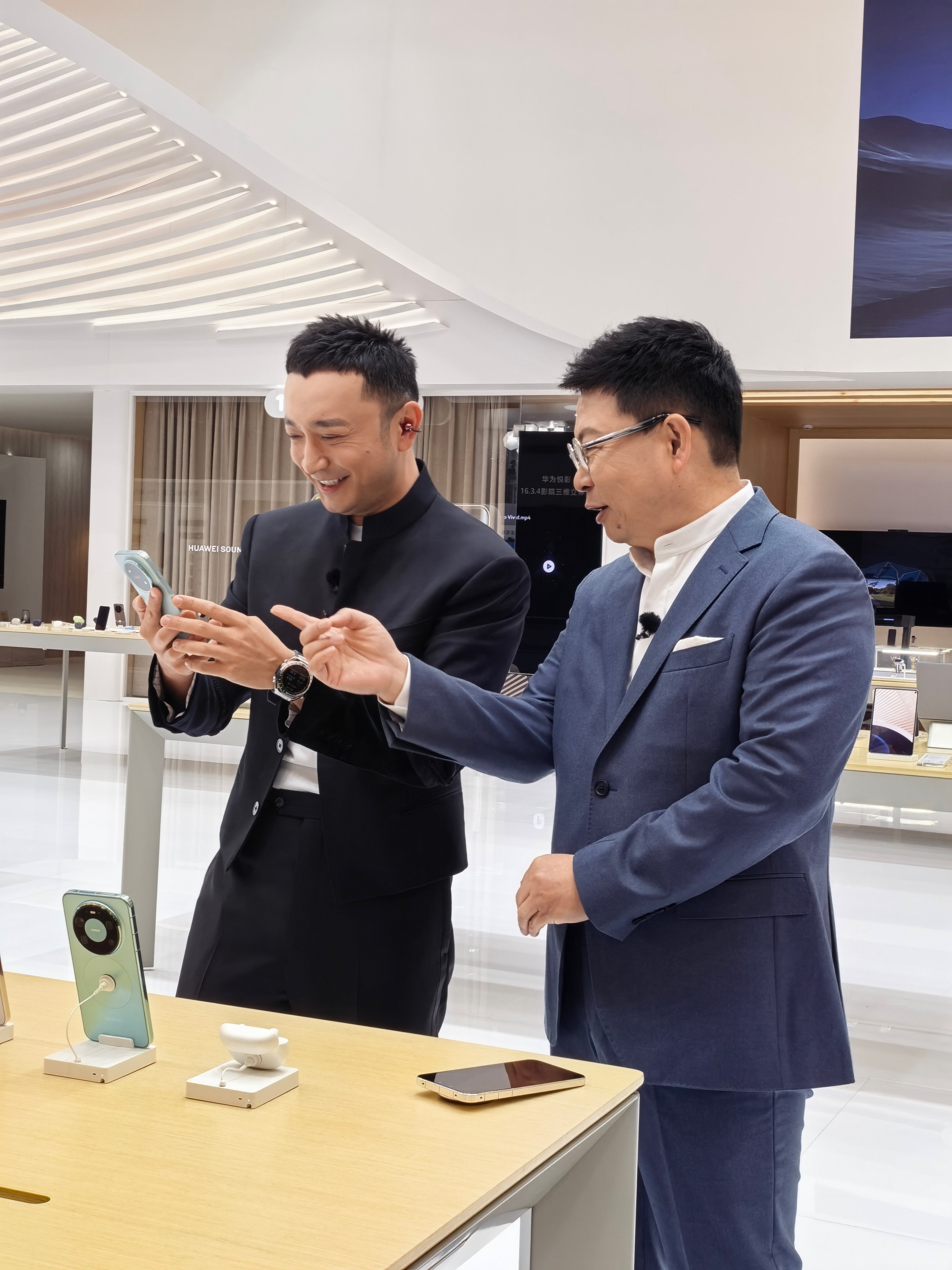 余承东官宣华为畅享90系列华为畅享90这正面颜值不错呀，边框很窄，这次也用上了