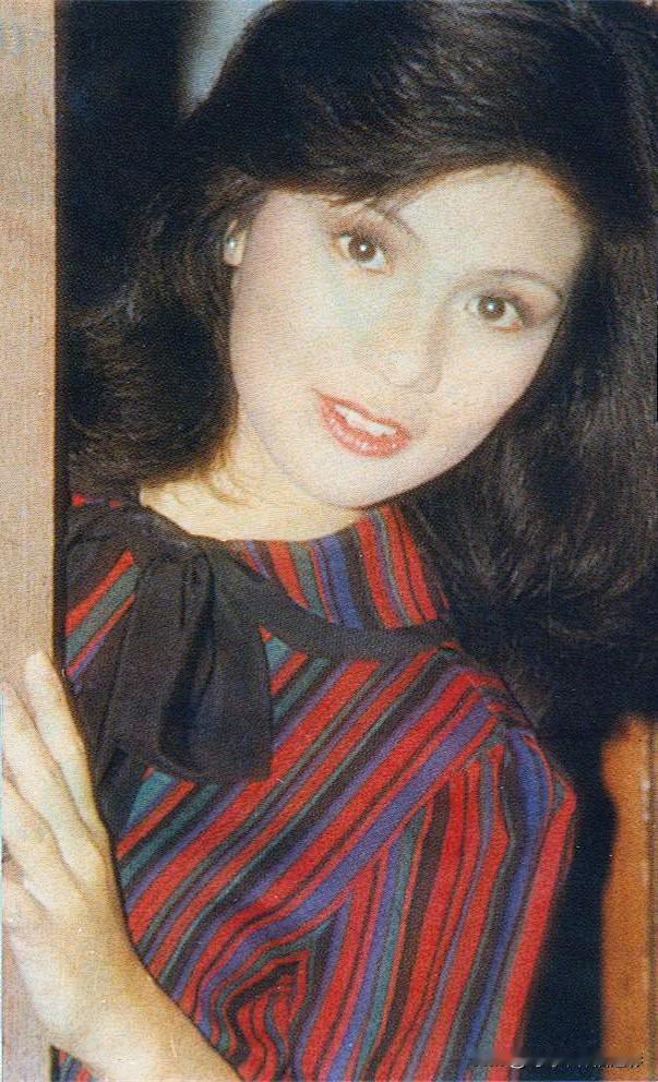 永远的翁美玲是娇俏灵动的黄蓉是眼波里裹着星子的翁美玲✨她一笑港岛的风都