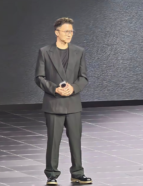 原来也有谢霆锋驾驭不了的衣服，那就是西装​​​