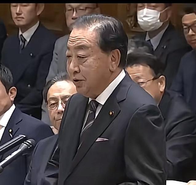 日本政坛这一下，是真炸了。就在局势最要命的时刻，野田佳彦突然跳出来，对着高市狠