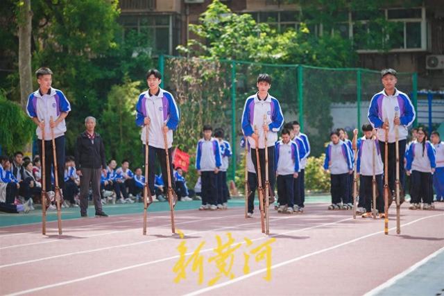 高脚马、<em>板鞋</em>竞速、押加…这里的高中生运动会不一般!