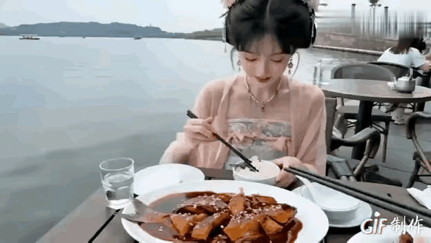 西湖醋鱼你也敢吃，绝对的勇士[赞][大笑]