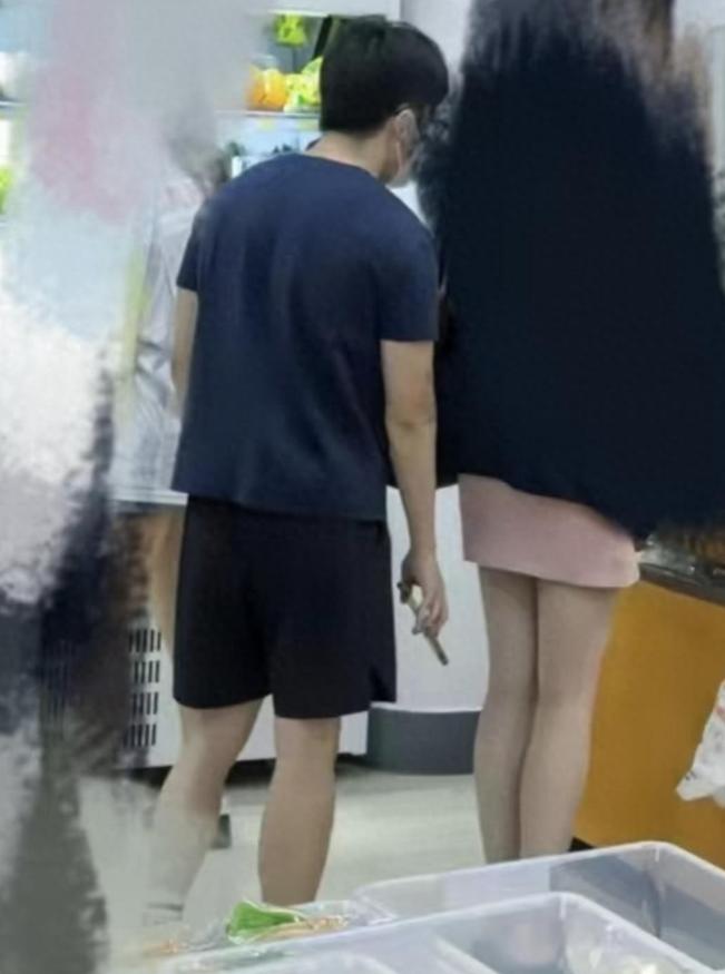5月13日报道，江苏南京一高校校园超市内，一名男子见女生样貌出众心生歪念，悄悄拿