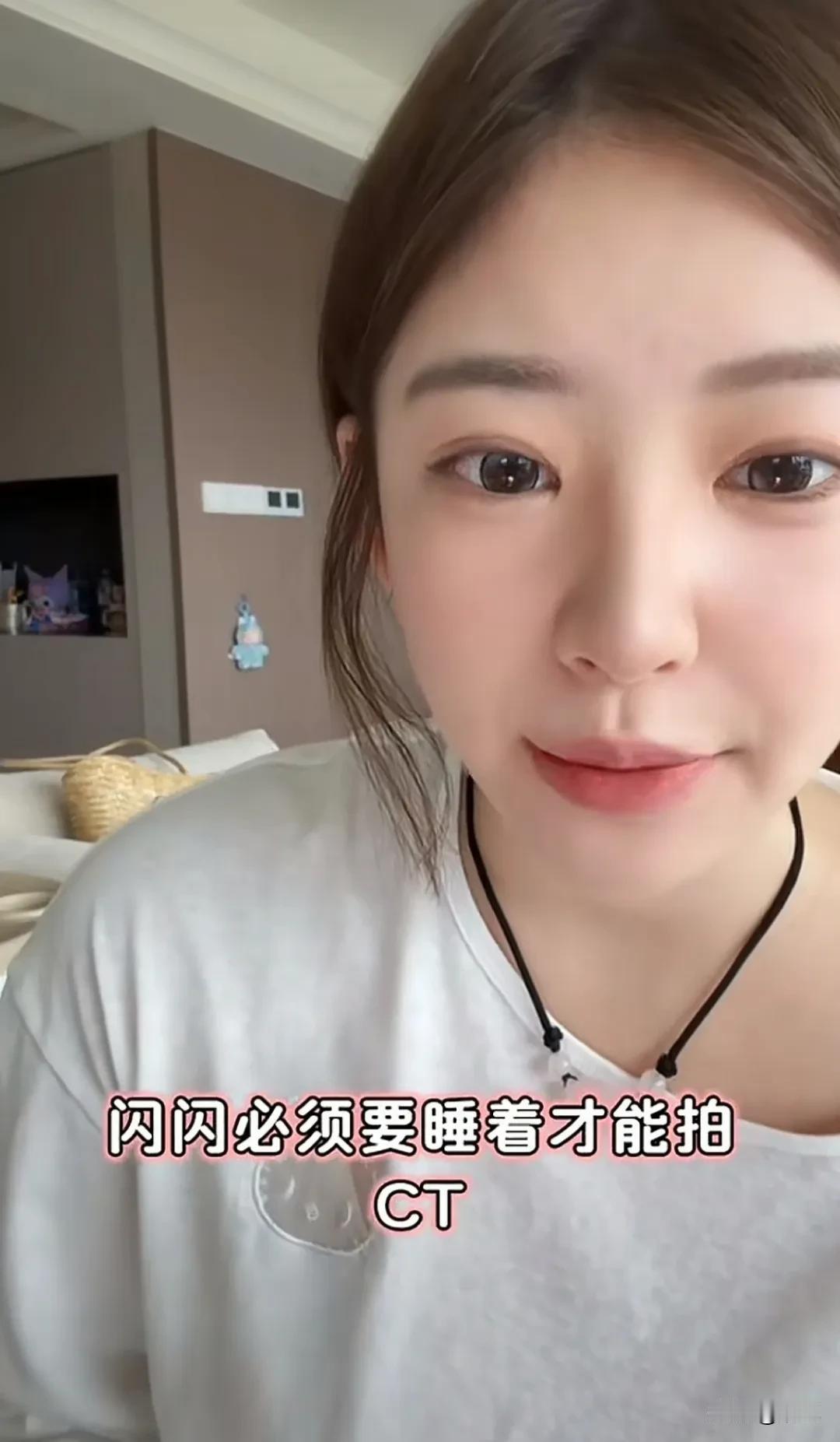 黄一鸣家又有新情况！她两岁女儿闪闪突然自曝头痛，可把外婆急坏了，直接带娃去拍