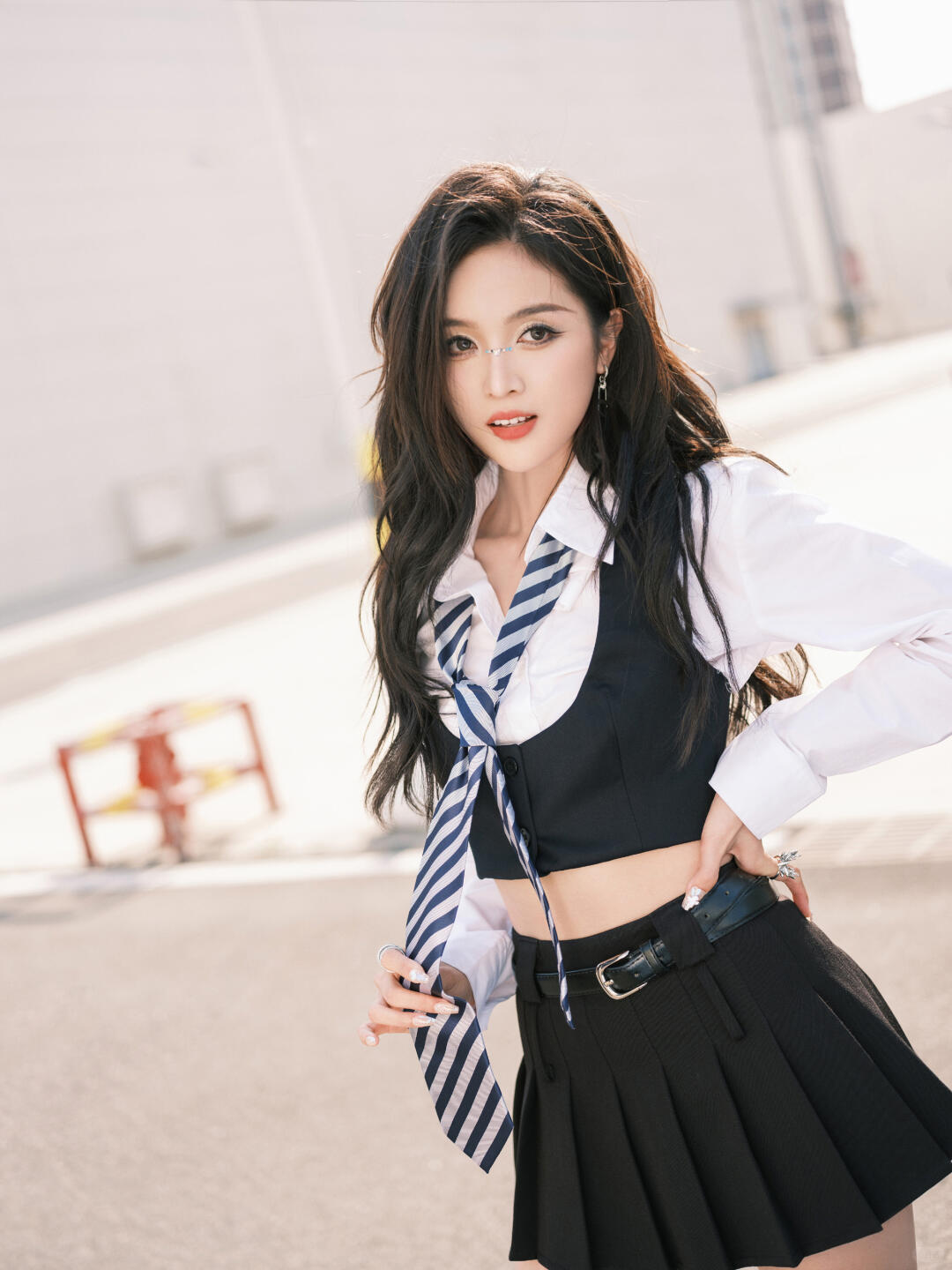 吴宣仪黑丝高跟攻速拉满