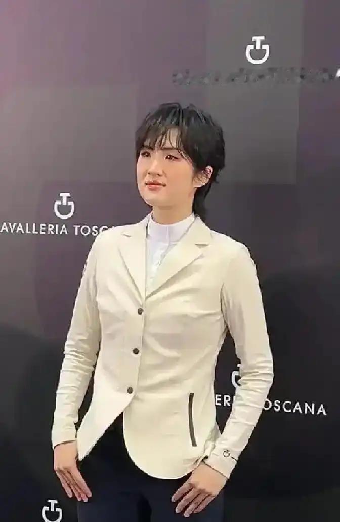 姚安娜出席活动穿紧身裤，身材曲线优雅展现贵族气质