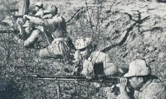 1949年4月20日傍晚，顾祝同给江阴要塞司令戴戎光打电话说：“你要再不听指挥，