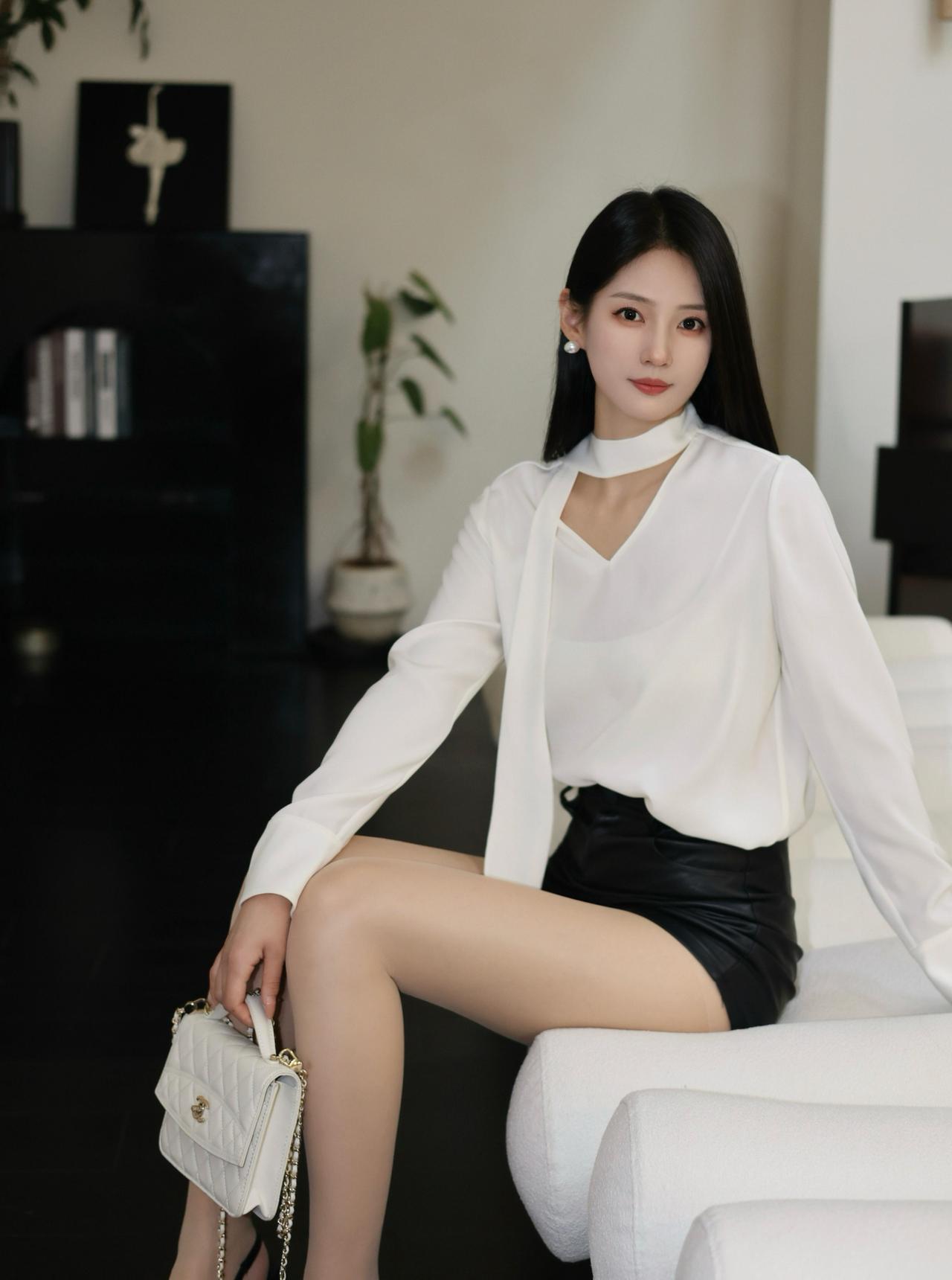 有气质的女人给人什么感觉黑白交织的简约格调，把温柔与利落揉进日常。垂坠的白衬衫自