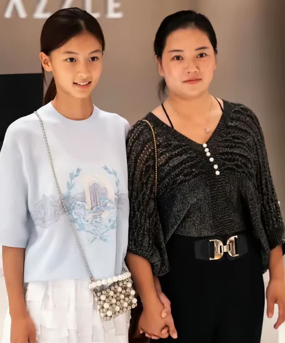 于正无语地说不联系七七了，因为七七妈妈比他还精明前段时间，于正联系七七妈