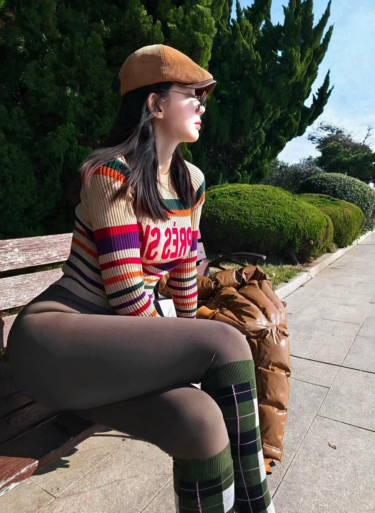 【骑遇秋光】阳光倾洒的午后，翠绿乔木作幕，女孩与自行车构成秋日最鲜活的注