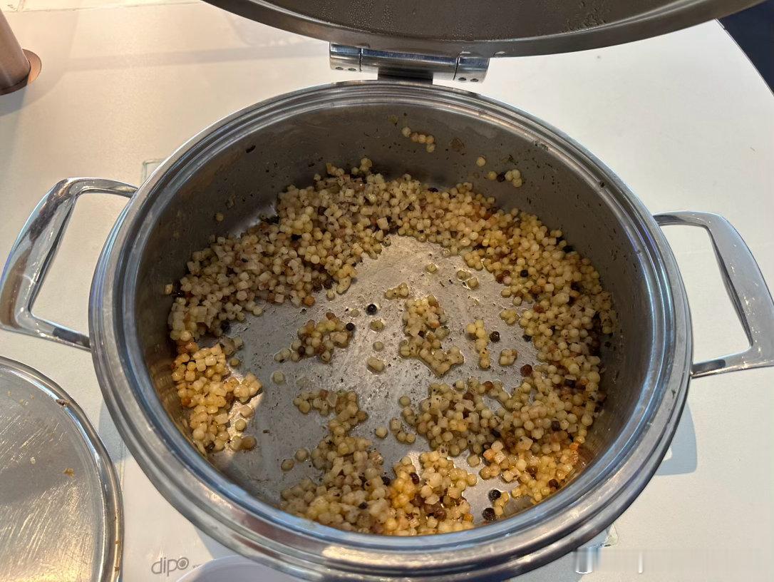 来看看法航巴黎戴高乐机场T2-F大食堂今天的午饭🥣图九土豆牛肉最佳[大笑]​​​