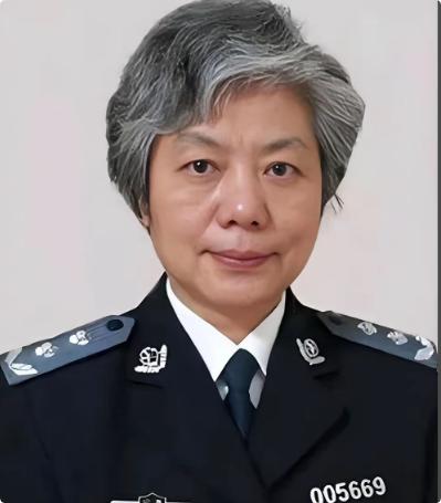 中国人民公安大学教授李玫瑾说："与人聊天，少说自己的孩子。如果孩子表现不好，通过