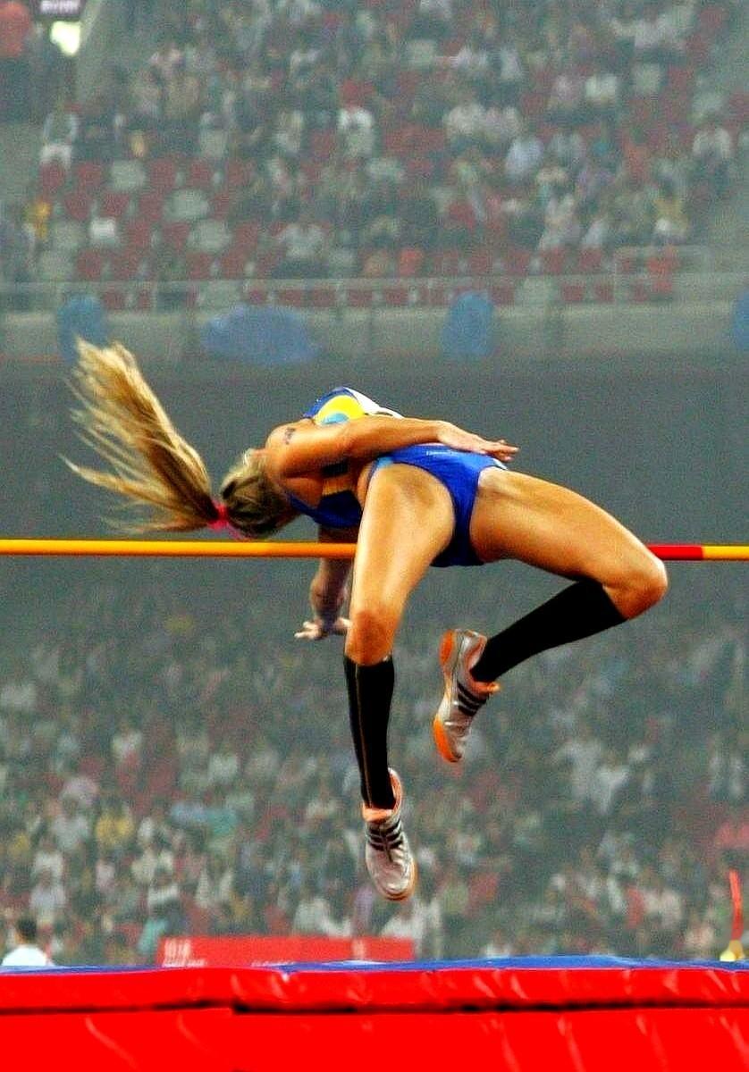 你说跳高是不是有点“轴”？正常人遇墙逃命肯定双脚猛蹬啊，它偏要单脚跳，这不反本能