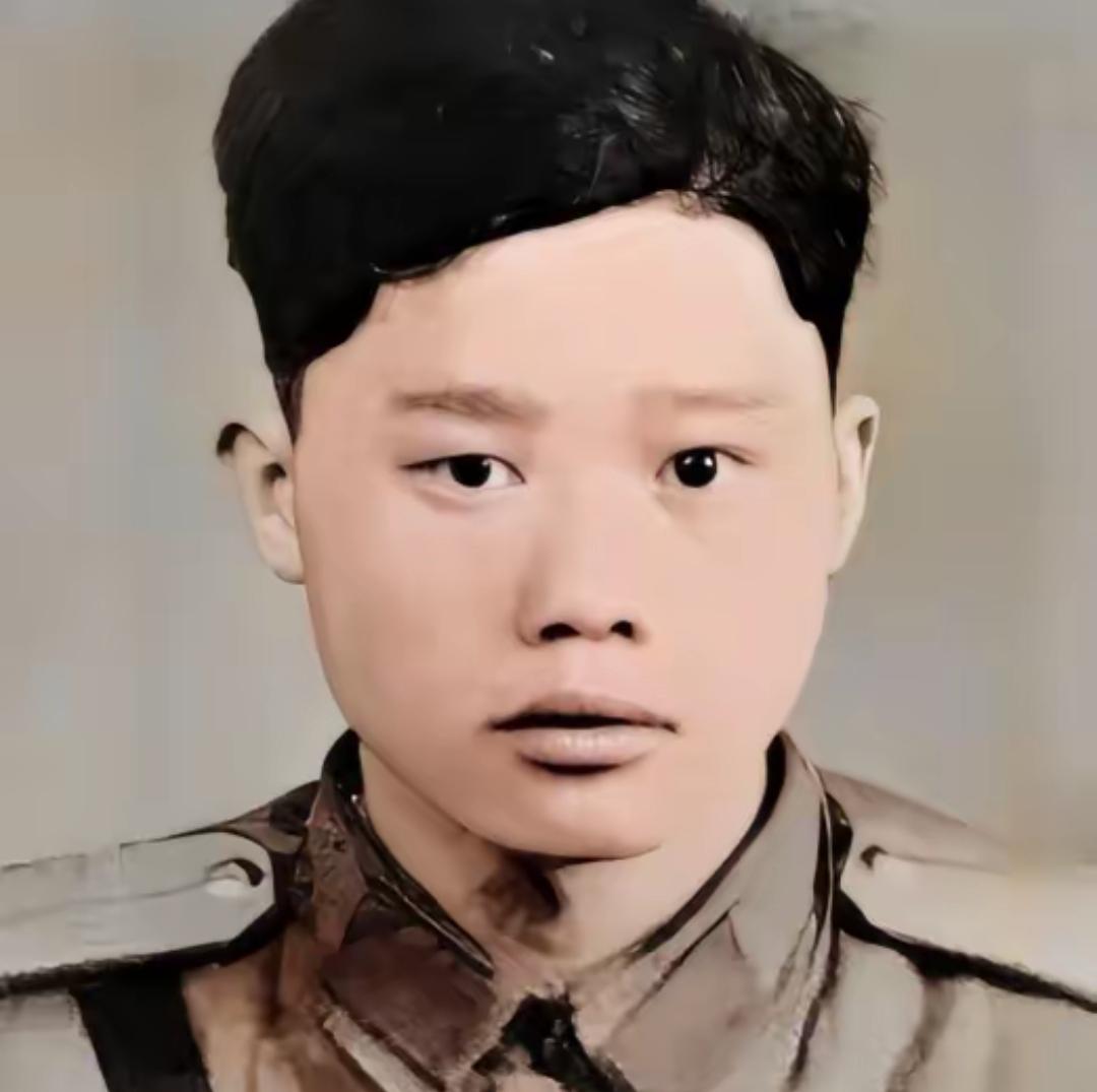 1951年1月28日，志愿军战士潘天炎因为生理需要去附近的草丛解决，却意外发现阵