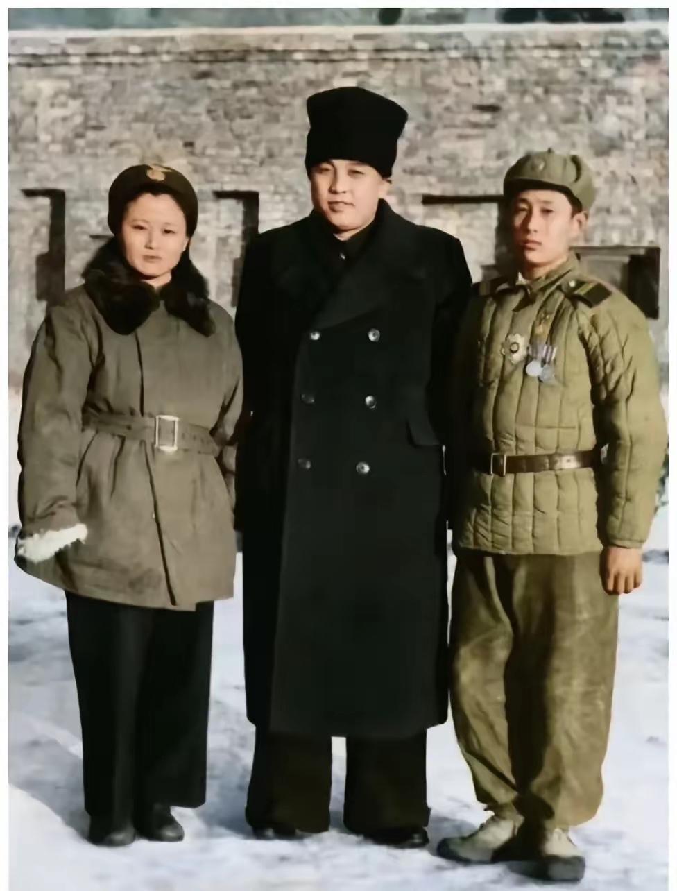 朝鲜同志和战斗英雄的合影，中间这位戴着黑帽子的同志，有人熟悉吗？