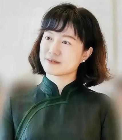 🌞翁帆没住在豪宅里,她住的是清华园里一间有法律保障的终身居住权的房子——不