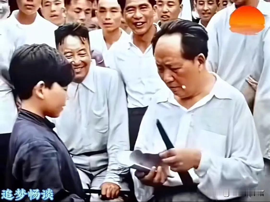 这张图片出自电影《毛泽东回韶山》，是2007年上映的一部革命题材影片，还原了19