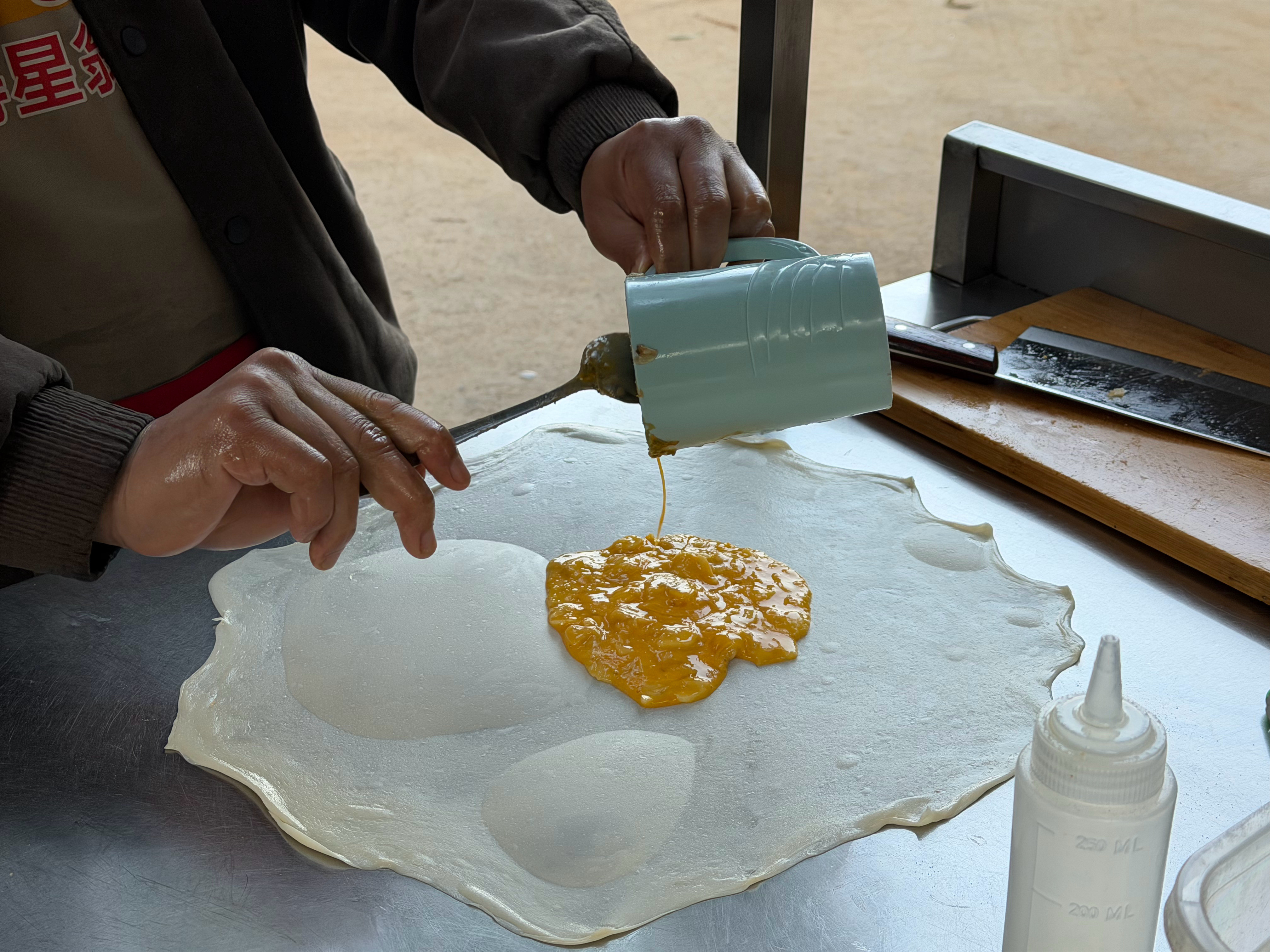 来芒市品尝到了缅甸鸡蛋甩粑粑类似于印度飞饼（比较脆）大家有吃过嘛？德宏