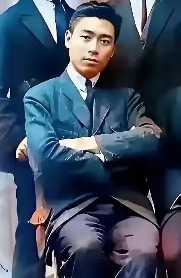 翻出那张留法七子的老照片，视线还是会被周总理死死拽住。那时候的他，国字脸庞，