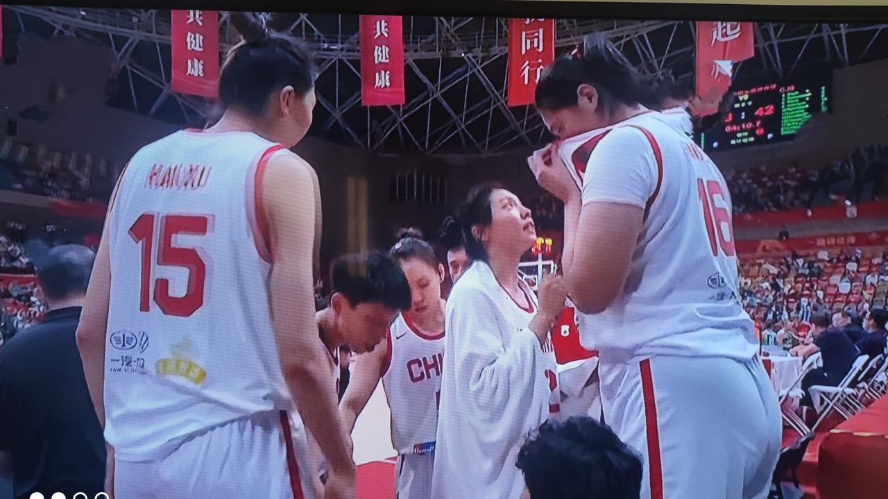 张茹好可爱！中国女篮热身赛对阵西班牙尤文图特俱乐部女篮比赛第二场，张子宇上场不久