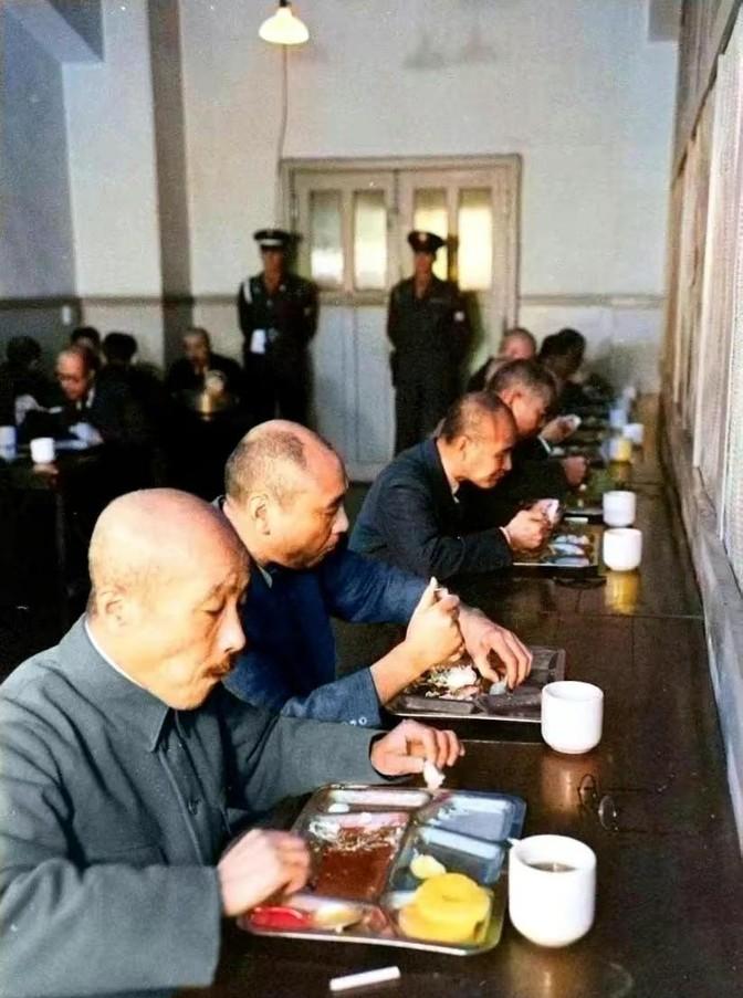 1948年，东条英机在巢鸭监狱，在死刑前，他吃了最后一餐，这一刻被拍了下来，他吃