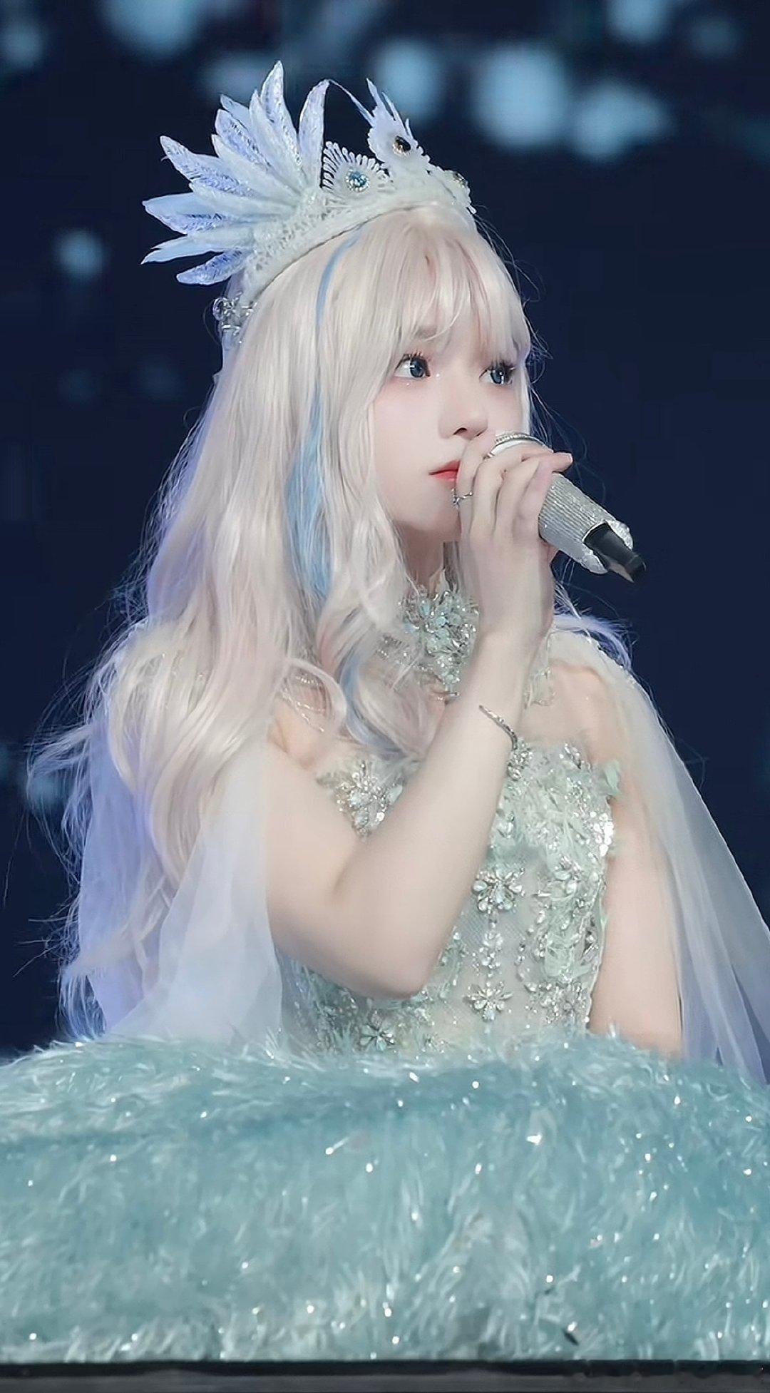 #黄霄雲凭一己之力碾压AI#听完《偏爱》真的起鸡皮疙瘩！AI唱得再精准也只是喇叭，但黄霄雲一开口，那