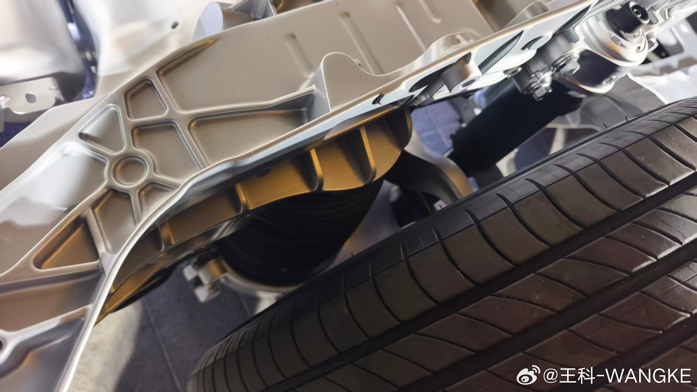 小鹏X9增程版采用的9合1集成后桥,汇集增程排气系统、60L大油箱、主动式后轮转