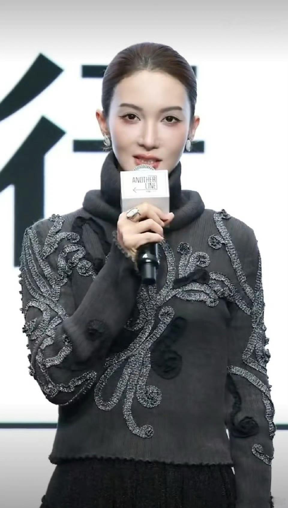 金晨没整鼻子以前嘴也不歪，自然又灵动。现在容貌总是在变化，每次都长得不一样，尤其