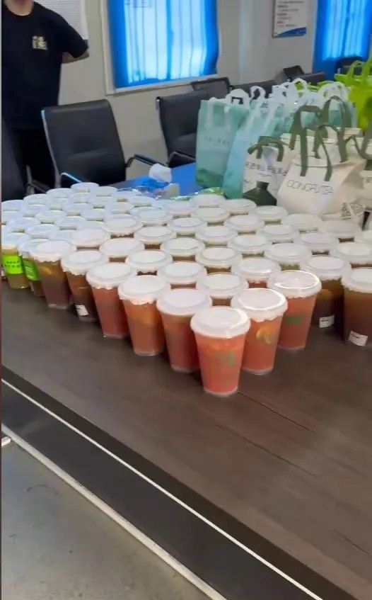 奶茶妹章泽天最近去深圳京东总部工地参观。看见最近深圳天气30多度，工人们都汗流浃