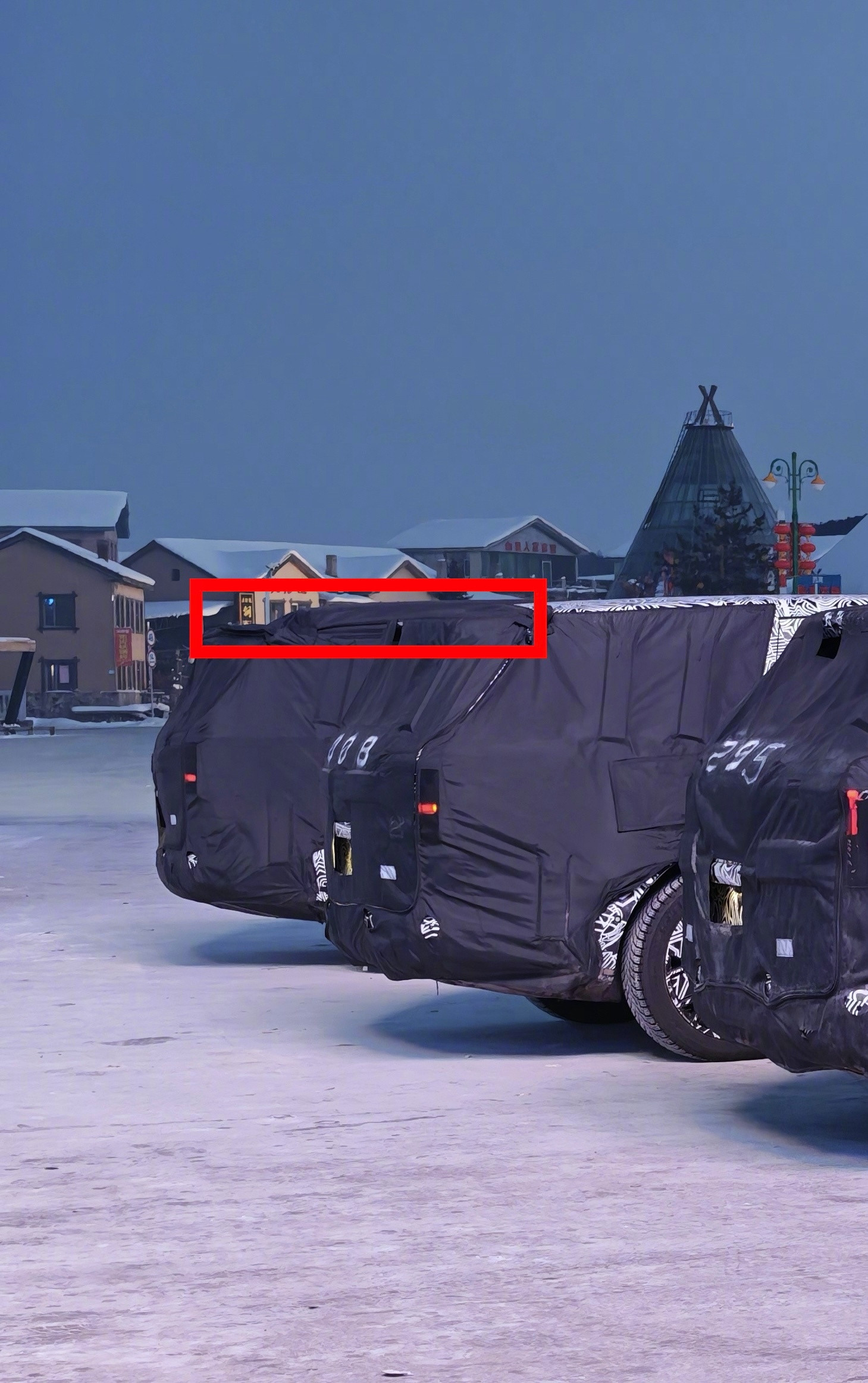 小米大增程SUV冬测。大家看最里面这台车的车顶明显不一样高，会不会是另一台车？有