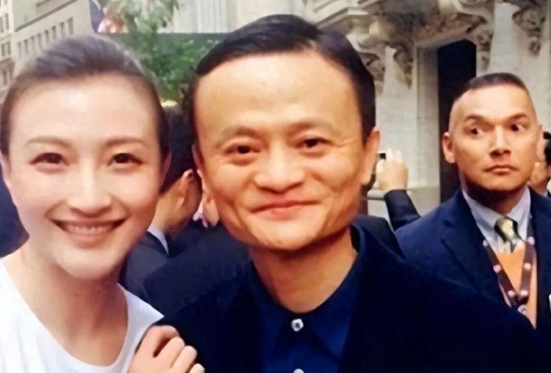 马云给前台姑娘的0.2%股权，后来真值40亿吗？ 这位姑娘叫童文红，如今圈内