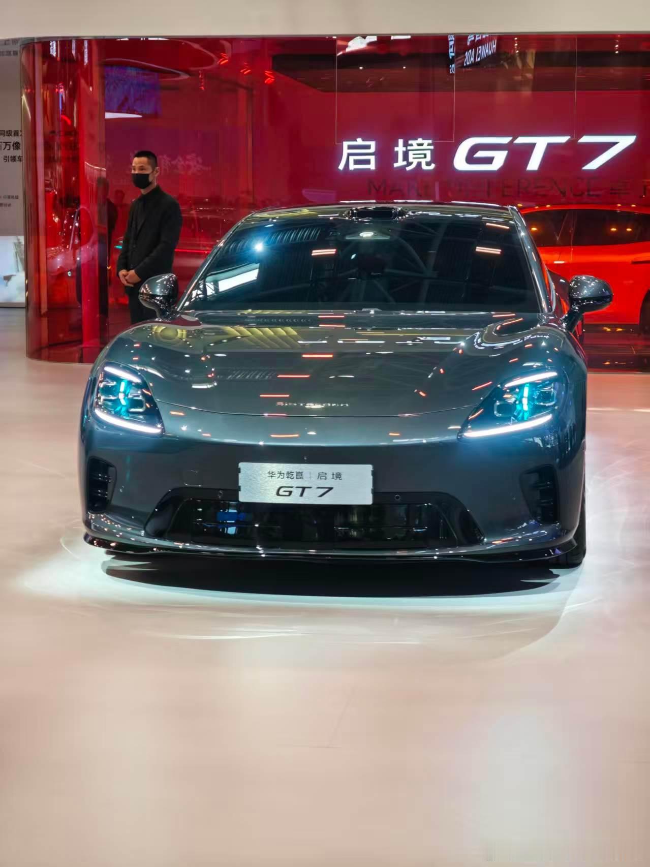 启境GT7，实车这深灰车漆质感绝了。低趴宽体造型配上流畅线条，运动感扑面而来。