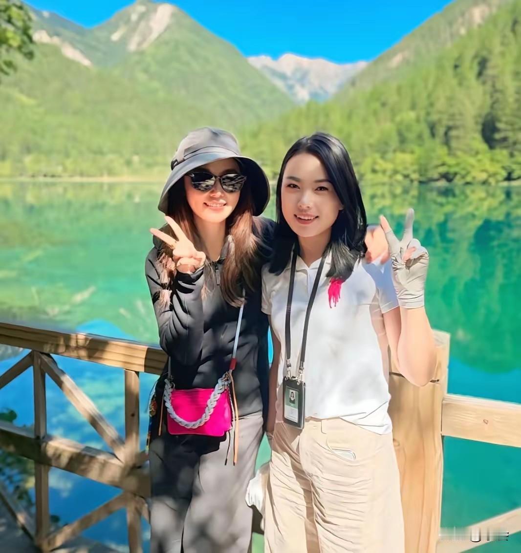 九寨沟的山水真的绝美，更绝的是偶遇了林心如！50岁的她状态也太好了吧，一身休闲