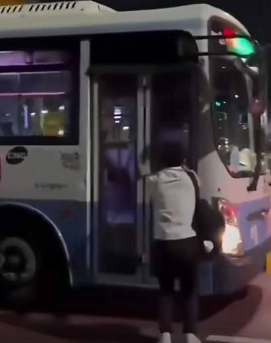 就晚了半分钟，末班车已经驶离了站台。男子拼命追赶，跑到车门前双手合十都快跪下了，