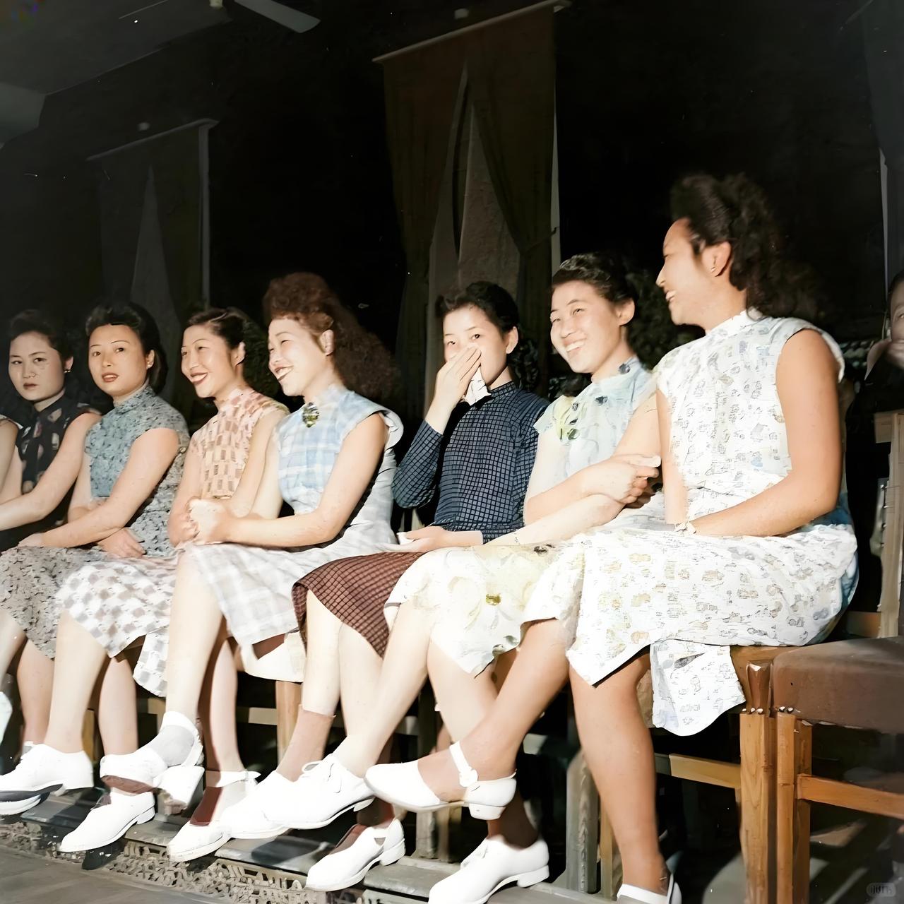 这就是民国时期上海舞女真实的样貌，并非演员扮演，货真价实的罕见照片！她们站在