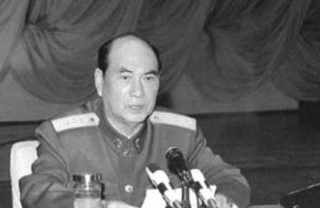 1998年张万年访美，当他们进入美军本宁堡陆军基地时，突然蹿出一名美军司令，激动