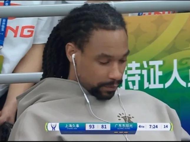 汤杰:报告杜导，啊不，报告杜会长。杜锋:咋的了，一惊一乍的。汤杰:比赛期间有