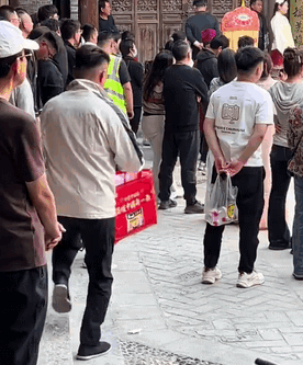 大哥一直怀疑，却不好意思上前询问！