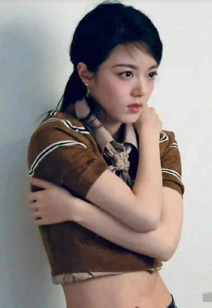原来赵今麦腹部有一颗痣，怪不得从不穿露脐装，确实有点尴尬
