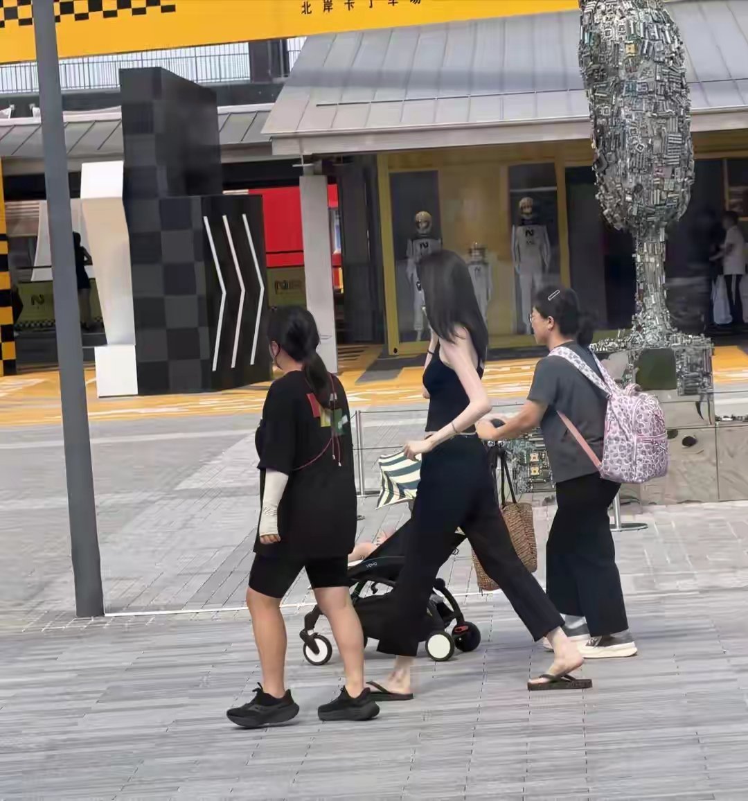 何穗走在阿那亚，气质出众，肤白貌美大长腿，不愧是超模！