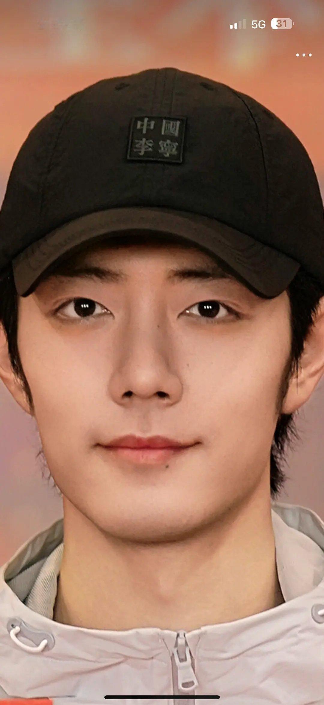 可能是年纪大了，看着有点子。。变了