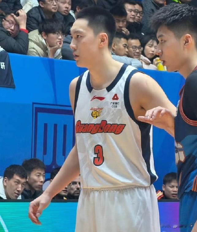 状态复苏！奎因谈胡明轩：“胡明轩今晚很强势。”“他的状态复苏。”“是