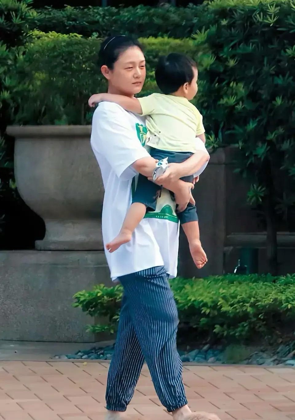 当年大S和小杨阿姨一起带孩子游玩的画面！小杨阿姨在教小玥儿骑自行车，大S抱着儿子